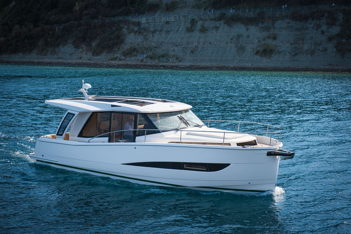 greenline 39 hybrid yacht exterior side view 1