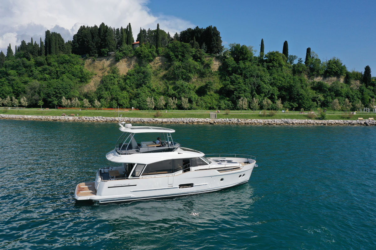 greenline 48 hybrid yacht exterior07