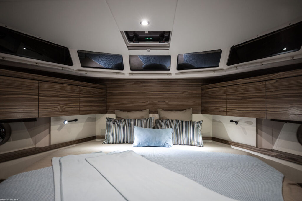 greenline 48 hybrid yacht interior04